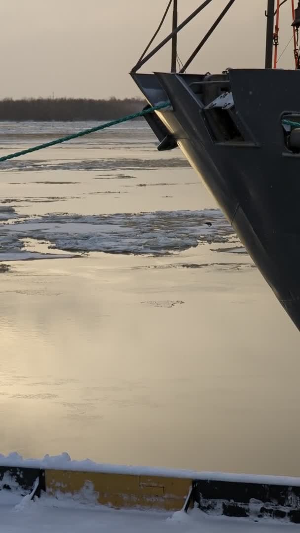 Μύτη Ενός Αγκυροβολημένου Πλοίου Κατά Διάρκεια Μιας Εκτροπής Πάγου Υψηλής — Αρχείο Βίντεο