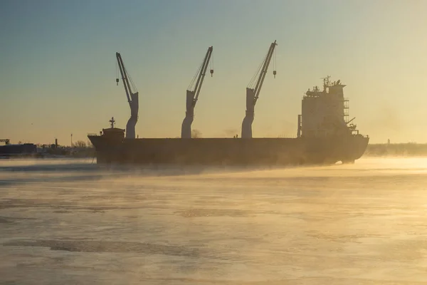货船上 冰块把散装货船划归冰和冰冻的河流中的雾中 高质量的照片 — 图库照片