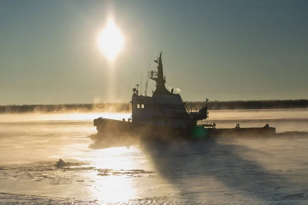 Tugboat Breaks Ice Shore Foggy Frozen River High Quality Photo — Stock Photo, Image