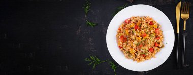 Sebzeli ve tavuklu domates pilavı. Sağlıklı yiyecekler. Sağlıklı bir yaşam tarzı. Üst görünüm, afiş