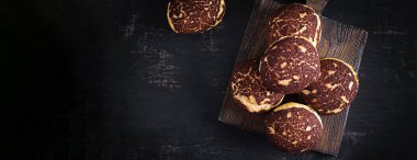 Shu Keki. Tabakta krema ile lezzetli profiterole. Düz yatıyordu. Üst te. Kopyalama alanı.