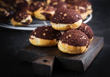 Shu Keki. Tabakta krema ile lezzetli profiterole. Kopyalama alanı.
