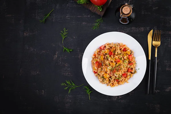 野菜や鶏とトマトライス 健康食品 健康的なライフスタイル トップビュー オーバーヘッド — ストック写真