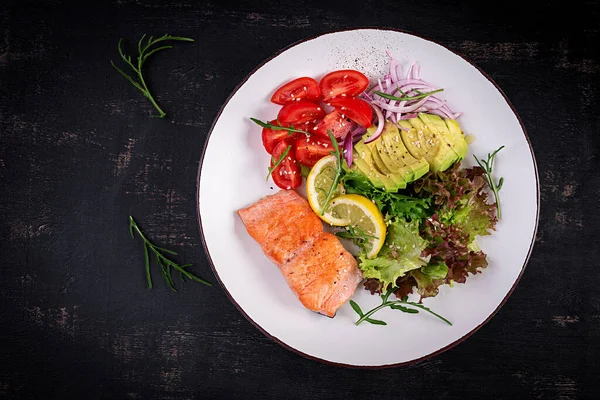 Sarapan Diet Ketogenik Salad Salmon Panggang Dengan Sayuran Tomat Bawang — Stok Foto