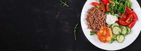 Gesundes Abendessen Lunchschüssel Mit Buchweizenbrei Gebratenem Hühnerschnitzel Und Frischem Gemüsesalat — Stockfoto