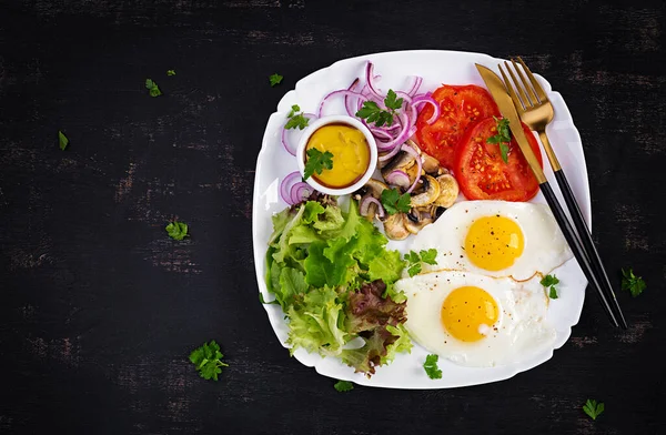 Comida Cetogénica Huevos Fritos Champiñones Tomates Rodajas Keto Desayuno Paleo —  Fotos de Stock
