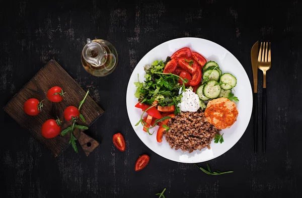 Hälsosam Middag Lunchskål Med Bovetegröt Stekt Kycklingkotlett Och Färsk Grönsakssallad — Stockfoto