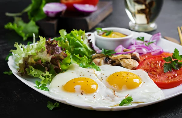 Makanan Ketogenik Goreng Telur Jamur Dan Irisan Tomat Keto Sarapan — Stok Foto