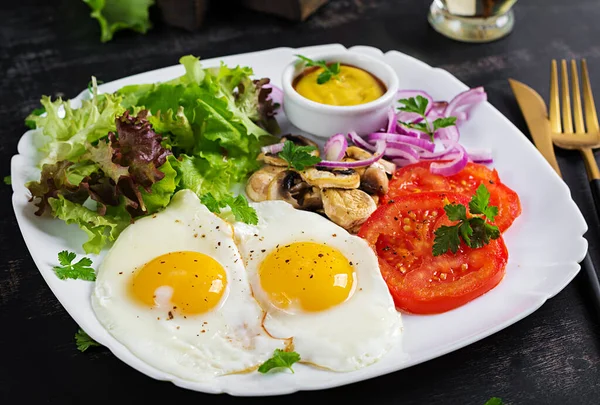 Comida Cetogénica Ovos Fritos Cogumelos Tomates Fatiados Ceto Pequeno Almoço — Fotografia de Stock