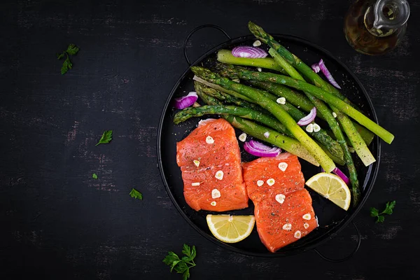Preparato Cuocere Salmone Con Asparagi Fette Limone Spezie Sul Tavolo — Foto Stock