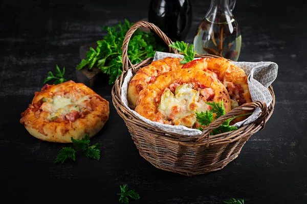 Gyerekek Mini Pizza Kis Nyitott Pite Sonkával Paradicsomszósszal Mozzarellával Sajttal — Stock Fotó
