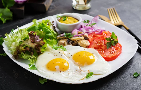 Кетогенная Пища Жареные Яйца Грибы Нарезанные Помидоры Кето Палеозавтрак — стоковое фото