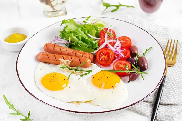 Engels Ontbijt Gebakken Eieren Worsten Tomaten Olijven Amerikaanse Levensmiddelen — Stockfoto