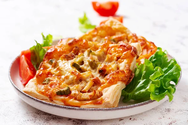 Gyerekek Mini Pizza Kis Nyitott Pite Sonkával Paradicsomszósszal Mozzarellával Sajttal — Stock Fotó
