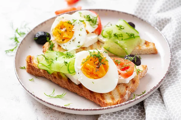 健康的早餐烤芝士和鸡蛋 健康均衡的食物 — 图库照片