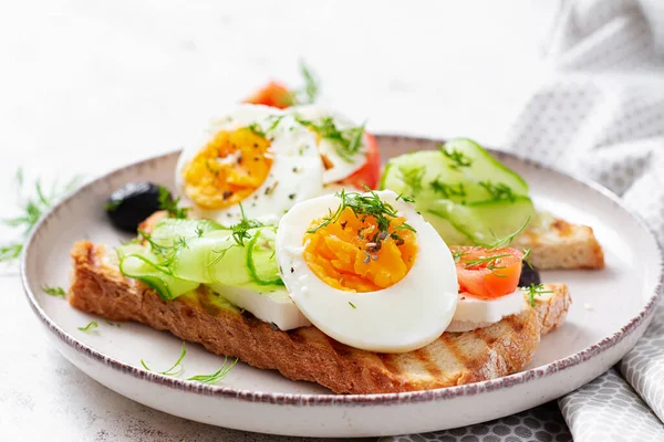 Sağlıklı Kahvaltı Peynirli Tost Yumurta Sağlıklı Dengeli Yiyecekler — Stok fotoğraf