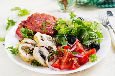 Ketojenik kahvaltı. Mantarlı tavuk dürümü, pancar böreği ve taze sebze salatası. Keto, ketojenik öğle yemeği..