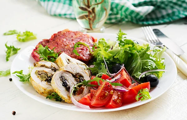 Ketogenní Snídaně Kuřecí Rolka Plněná Houbami Fritézami Čerstvým Zeleninovým Salátem — Stock fotografie