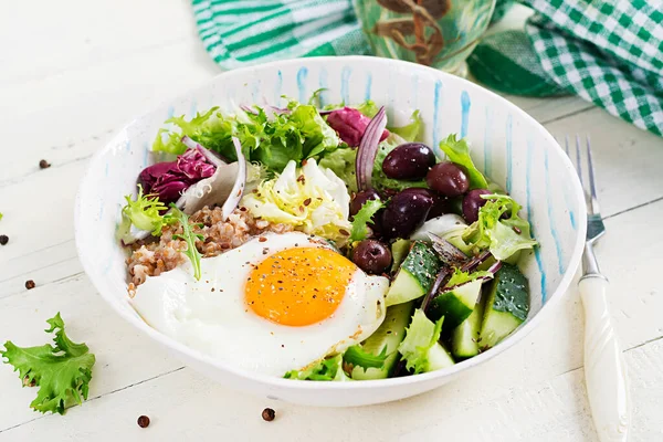 Owsianka Śniadaniowa Pieczonym Jajkiem Ogórkiem Oliwkami Zdrowa Zrównoważona Żywność — Zdjęcie stockowe