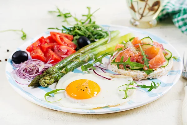 Κετογόνο Πρωινό Πρωινό Τηγανητό Αυγό Τραγανά Καρβέλια Σολομό Πράσινα Σπαράγγια — Φωτογραφία Αρχείου