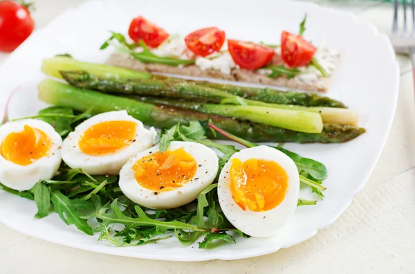 Πράσινα Σπαράγγια Βραστά Αυγά Και Τυρί Κρέμα Σάντουιτς Λευκό Πιάτο — Φωτογραφία Αρχείου