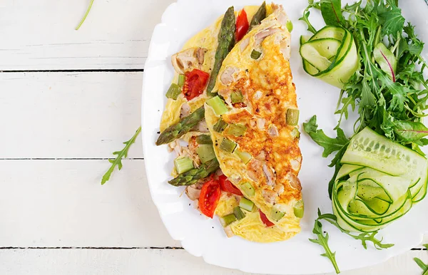 Śniadanie Keto Omelette Filetem Kurczaka Pomidorami Szparagami Białym Drewnianym Stole — Zdjęcie stockowe