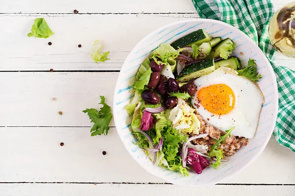 早餐小麦粥与烤鸡蛋 黄瓜和橄榄 健康均衡的食物 — 图库照片