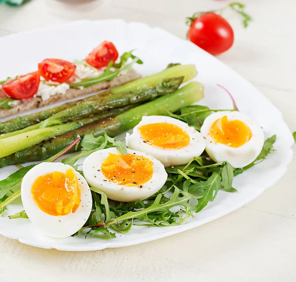Espargos Verdes Com Ovos Cozidos Queijo Creme Sanduíche Prato Branco — Fotografia de Stock