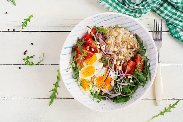 早餐燕麦粥与煮熟的鸡蛋 西红柿和红洋葱 健康均衡的食物 时尚的食物 — 图库照片