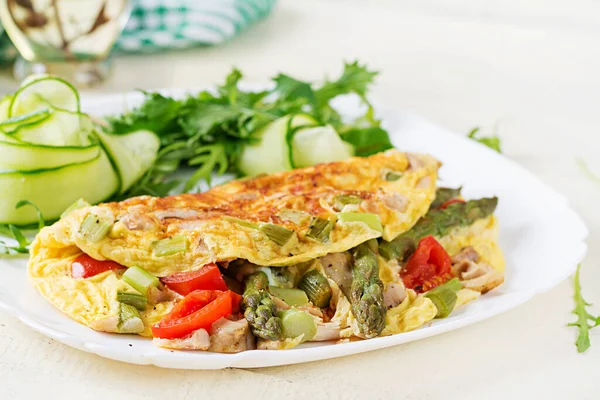 Till Frukost Omelett Med Kycklingfilé Tomater Och Sparris Vitt Träbord — Stockfoto