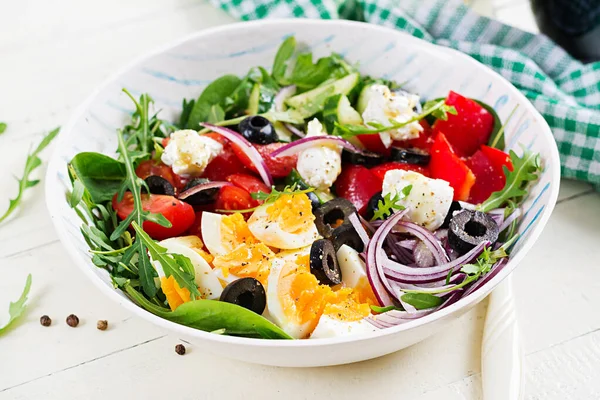 Ontbijt Griekse Salade Gekookte Eieren Verse Groentesalade Met Tomaat Komkommers — Stockfoto
