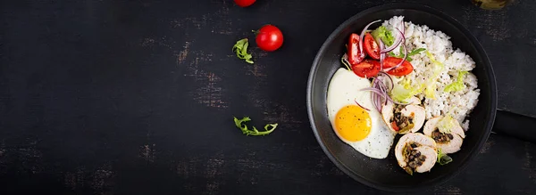 Huevo Frito Rollo Pollo Carne Arroz Tomates Desayuno Paleo Vista —  Fotos de Stock