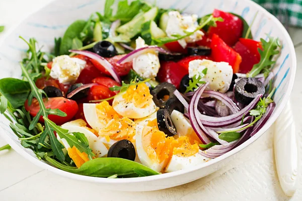 Frukost Grekisk Sallad Och Kokta Ägg Färsk Grönsakssallad Med Tomat — Stockfoto