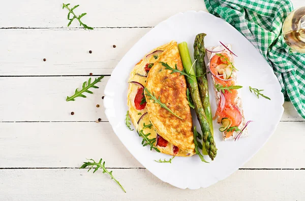 Ketogeen Ontbijt Omelet Met Tomaten Rode Broodje Met Zalm Geroosterde — Stockfoto