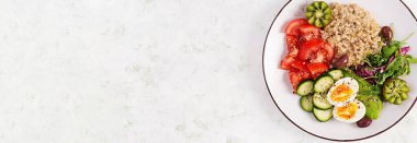 Kahvaltı yulaf lapası haşlanmış yumurta, taze salata ve kivi. Sağlıklı dengeli yiyecekler. Üst görünüm, afiş