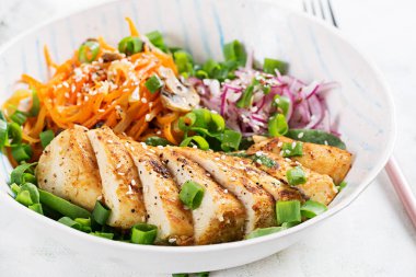 Izgara tavuk fileto ve havuçlu makarna. Sağlıklı yemek menüsü. Keto yemeği..