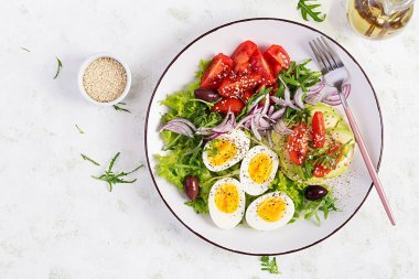 Domatesli taze salata, zeytin, haşlanmış yumurta ve ricotta peynirli sandviç, avokado. Üst manzara, düz uzanma