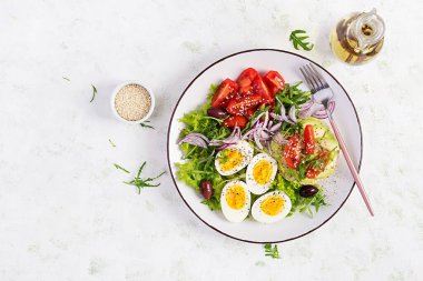 Domatesli taze salata, zeytin, haşlanmış yumurta ve ricotta peynirli sandviç, avokado. Üst manzara, düz uzanma