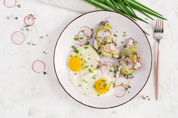 Смажені Яйця Бутерброди Авокадо Редькою Здорового Сніданку Вид Зверху Плоский — стокове фото