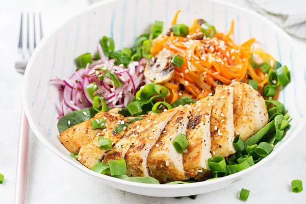 Grillezett Csirke Filé Répa Tészta Egészséges Ebéd Menü Keto Élelmiszer — Stock Fotó