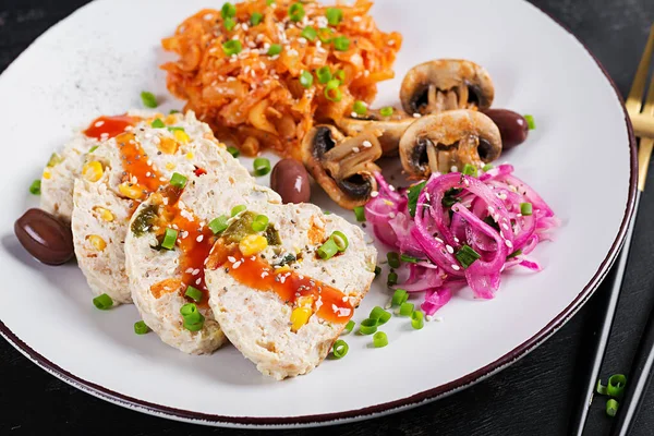 鶏のミートボールと煮込みキャベツ ローストキノコ パレオ朝食 健康的なランチメニュー 京料理 — ストック写真