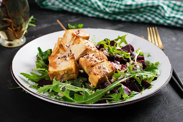 Frigărui Tofu Copt Sos Salată Sfeclă Arugula Sos Iaurt Vegetal — Fotografie, imagine de stoc