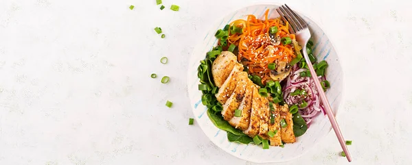 烤鸡肉片和胡萝卜面食 健康的午餐菜单 基托食品 顶部视图 — 图库照片