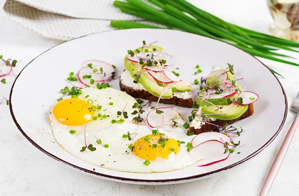 Смажені Яйця Бутерброди Авокадо Редькою Здорового Сніданку — стокове фото