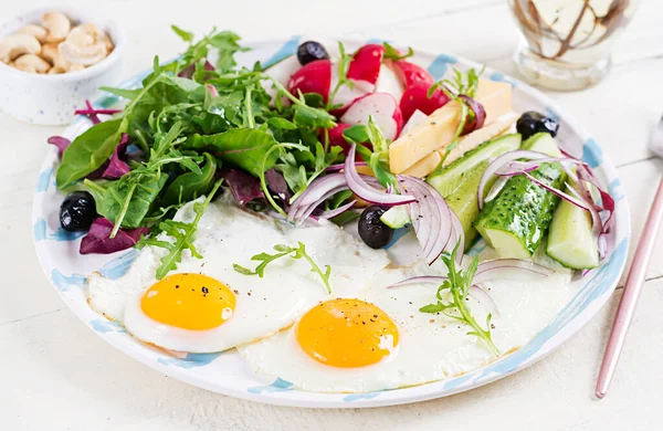 Ketogeen Voedsel Gebakken Kaas Noten Verse Salade Keto Paleo Ontbijt — Stockfoto