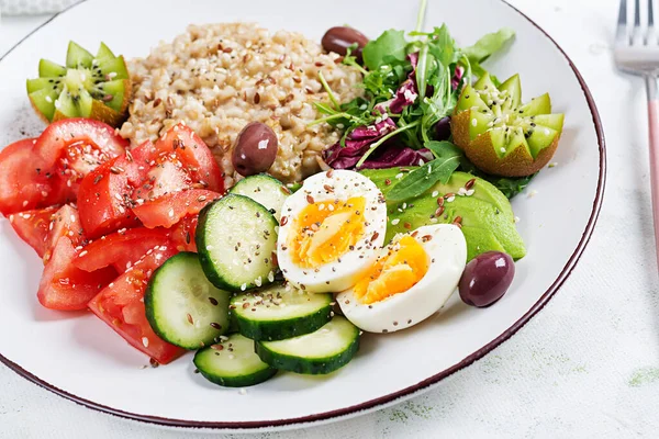 Reggeli Zabkása Főtt Tojással Friss Salátával Kivivel Egészséges Kiegyensúlyozott Élelmiszerek — Stock Fotó
