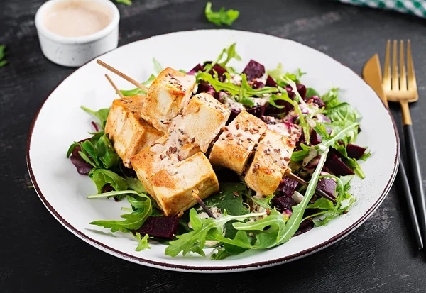 Gebakken Tofu Spiesjes Saus Bietensalade Arugula Met Groentesaus Gezond Veganistisch — Stockfoto