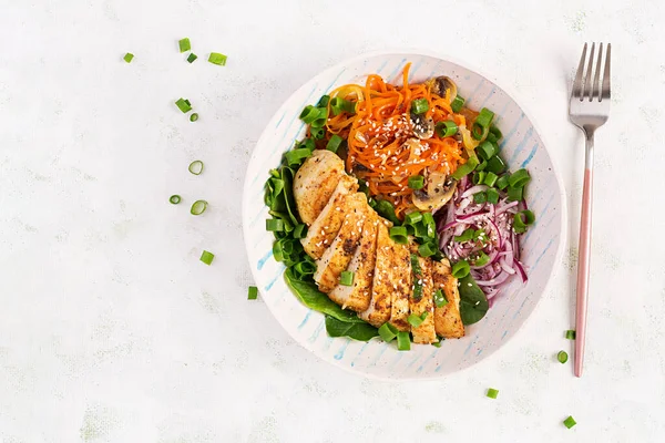 烤鸡肉片和胡萝卜面食 健康的午餐菜单 基托食品 顶部视图 — 图库照片