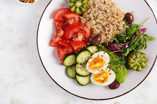 ゆで卵 新鮮なサラダ キウイと朝食オートミール粥 健康的なバランスの取れた食品 トップビュー オーバーヘッド — ストック写真