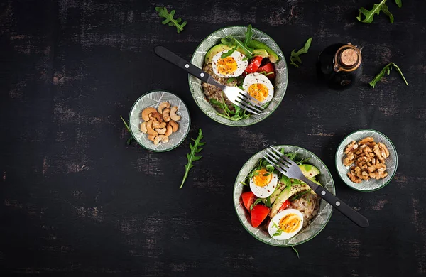Овсяная Каша Завтрак Вареными Яйцами Авокадо Помидорами Зелеными Травами Здоровое — стоковое фото